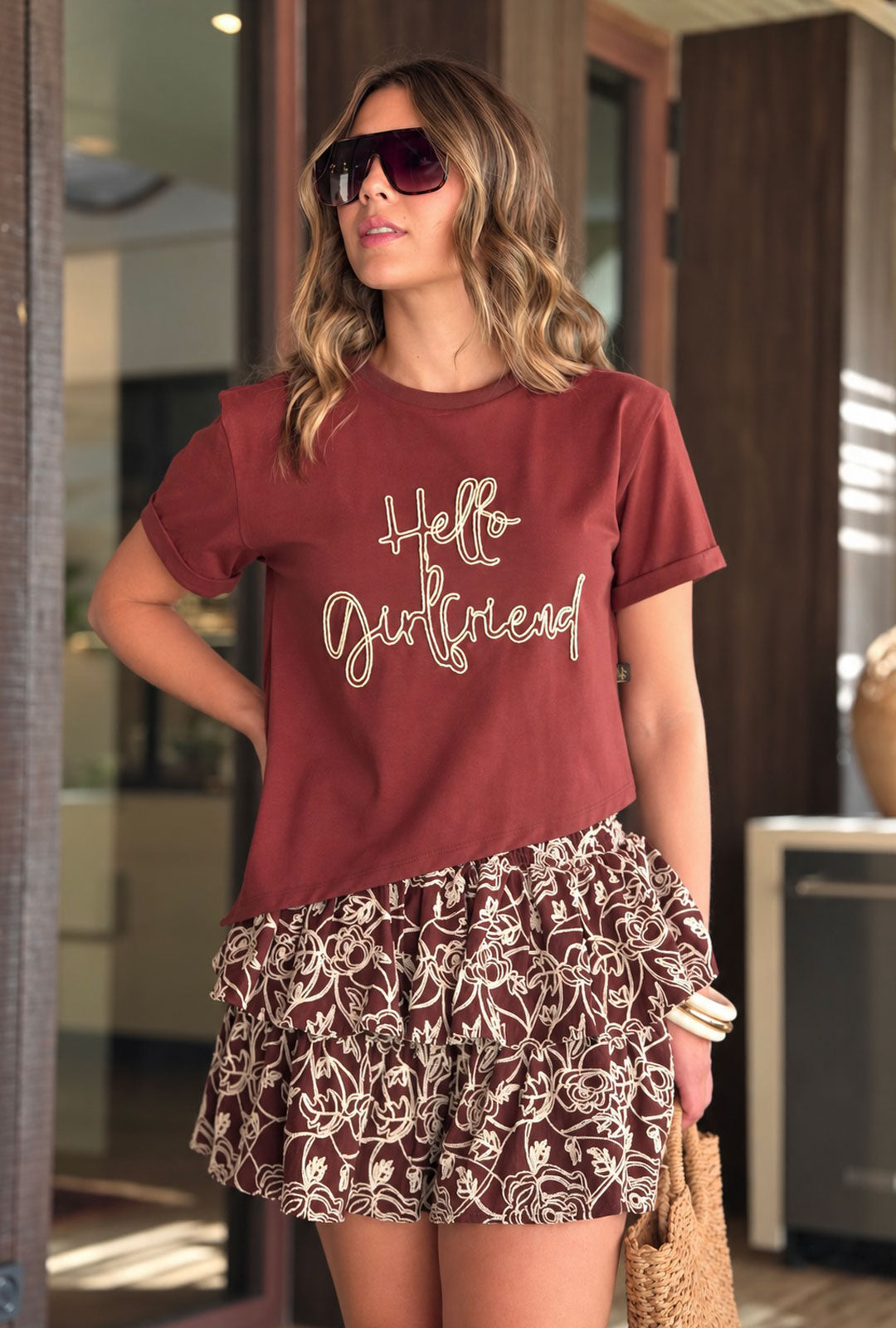 Camiseta Hello Girlfriend Asimétrica Café
