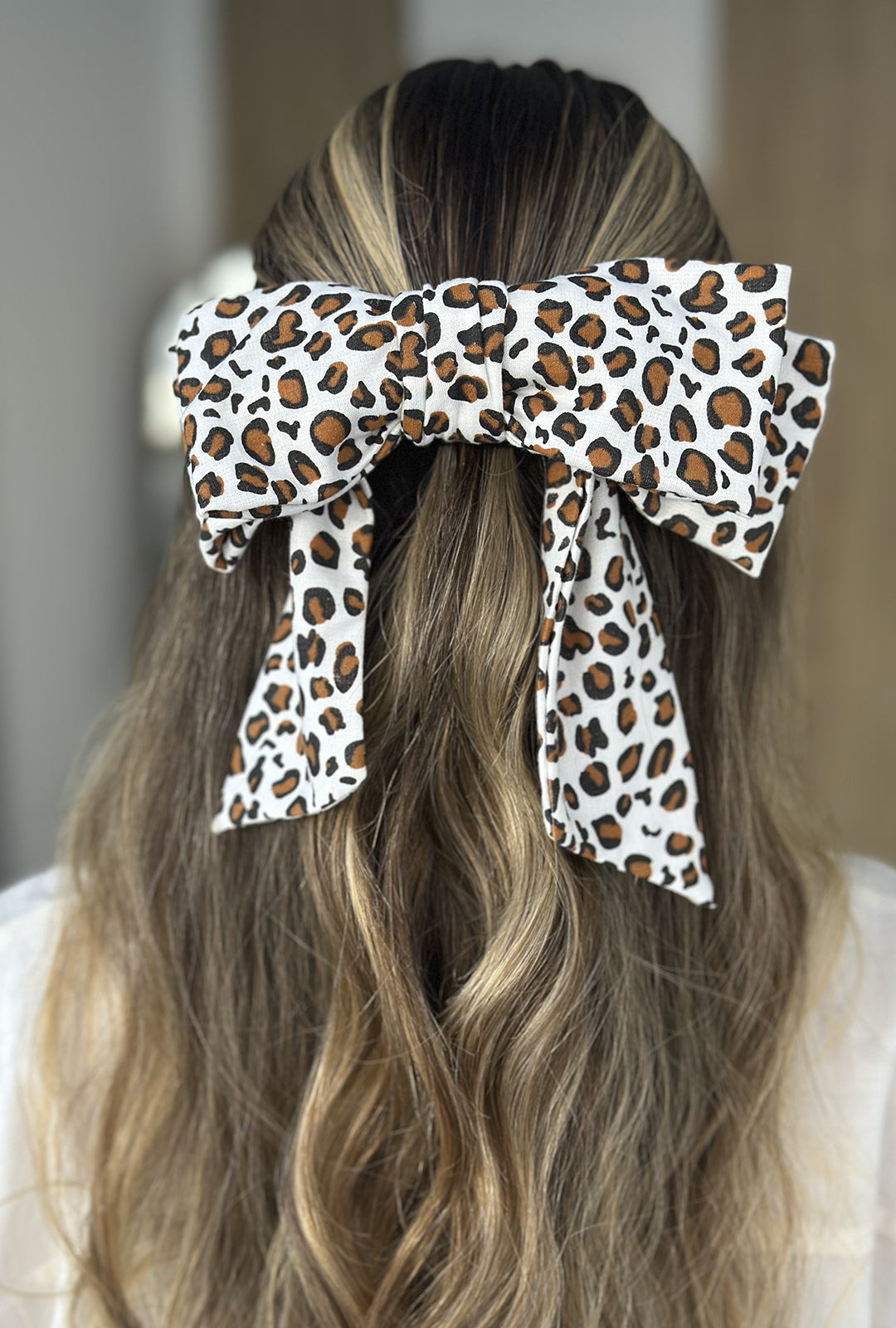 Moño Pinza Coquette - Print blanco y cafe claro