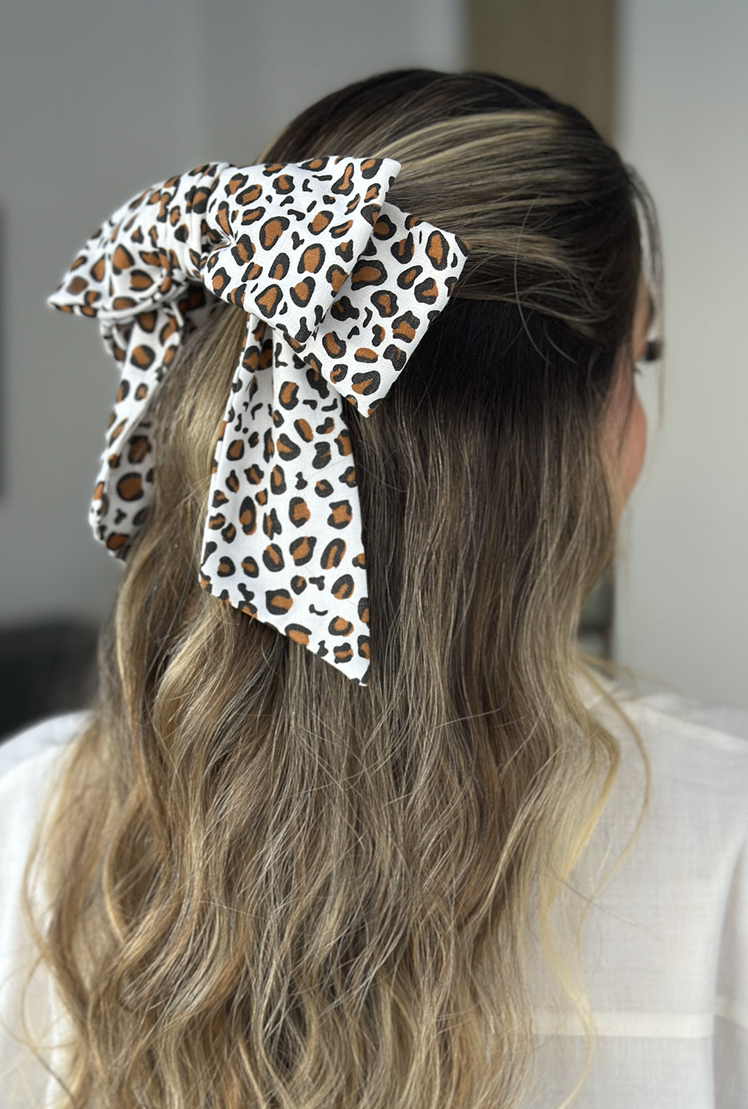 Moño Pinza Coquette - Print blanco y cafe claro